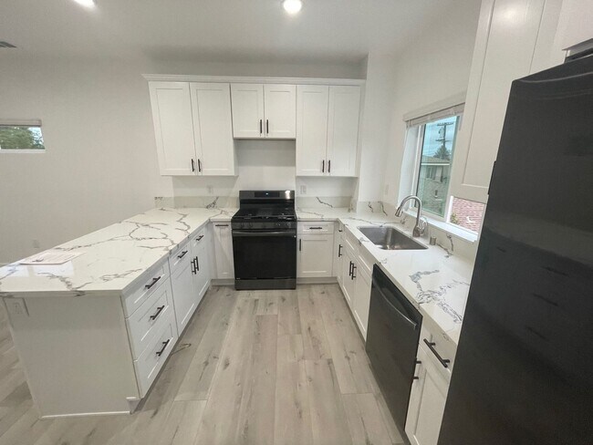 Building Photo - 4BD/2BA, Quick Walk to Campus!