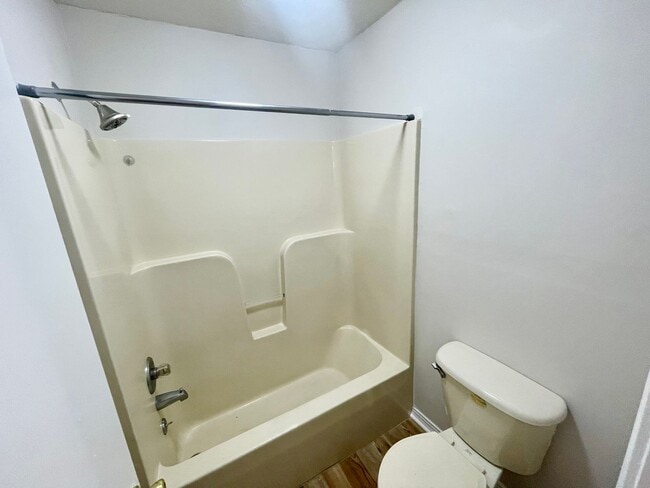 Building Photo - 585 Dexter Dr