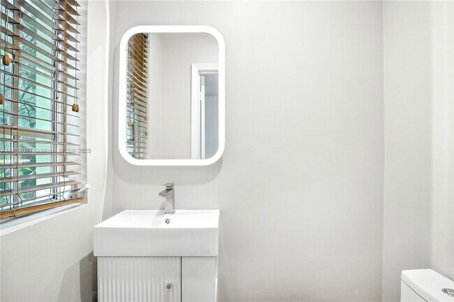 Building Photo - 1573 Pennsylvania Ave