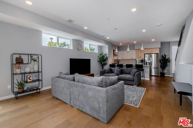 Primary Photo - 1246 1/2 Gordon St
