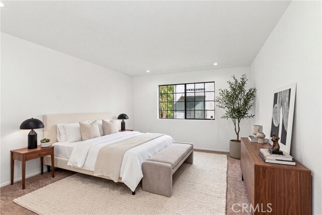 Building Photo - 14115 Moorpark St