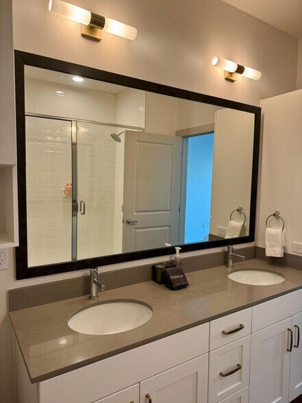 Building Photo - 1301 Leah Ave