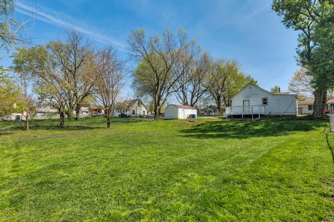 Building Photo - 2 Bedroom 1 Bath - Pyramid Properties!!