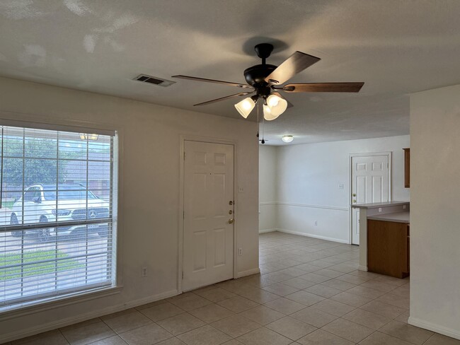 Building Photo - 1621 Rock Hollow Loop