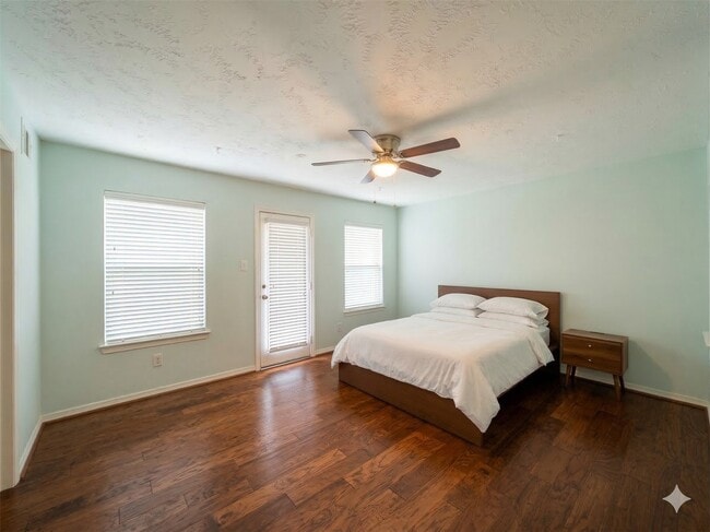 Building Photo - 3410 Skyline Village Dr