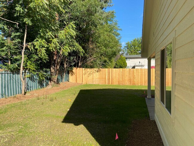 Building Photo - 4 bed 2 bath 1008 Sq Ft, Modern Single Fam...