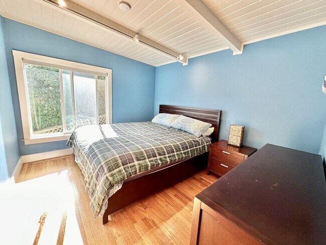 Building Photo - Gorgeous Hillside View, Modern Flat