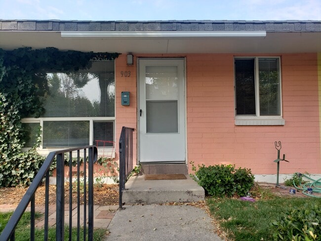 Building Photo - 903 E Laird Ave