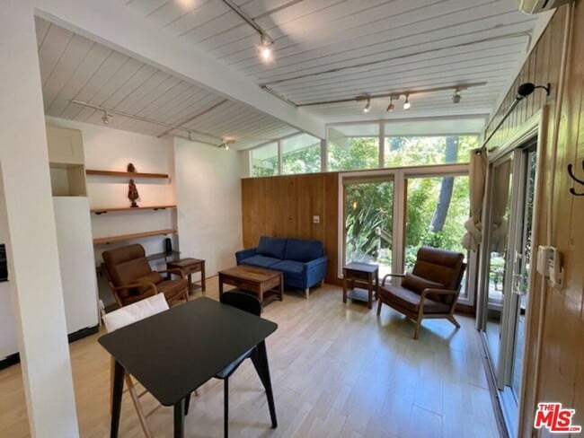 Building Photo - 9837 Easton Dr