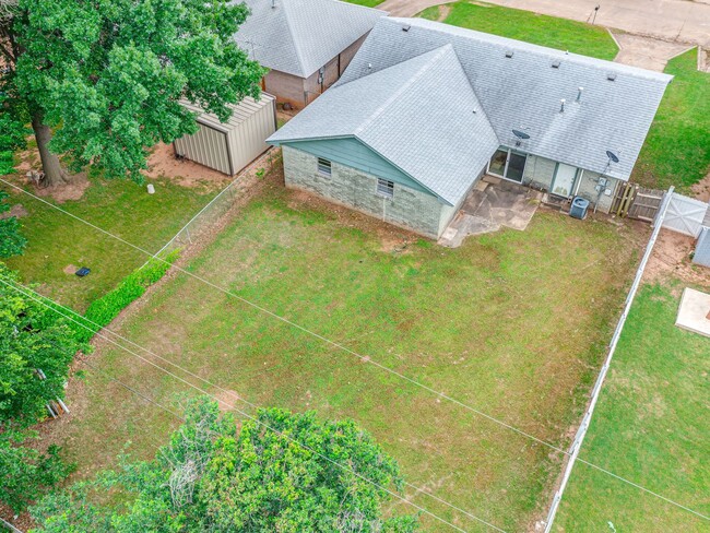 Building Photo - Cute home in Shawnee