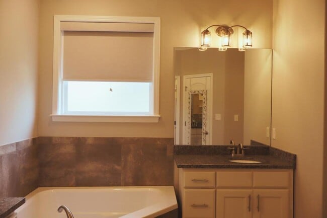 Building Photo - 205 Windcrest Cir