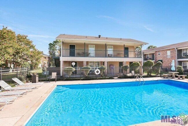 Building Photo - 4625 Parkoaks Dr