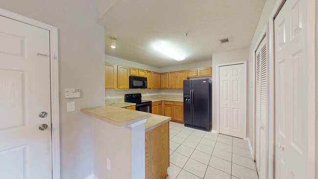 Building Photo - Spacious 3 Bedroom Condo in Villa Beauclerc for rent!
