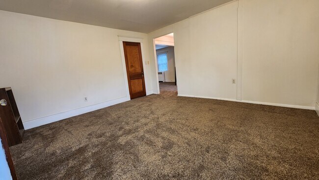 LR - 6909 Linden Ave
