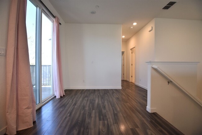Building Photo - 3998 E Commerce Way