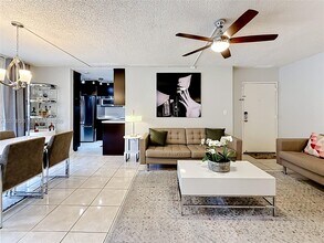 Building Photo - 9350 Fontainebleau Blvd