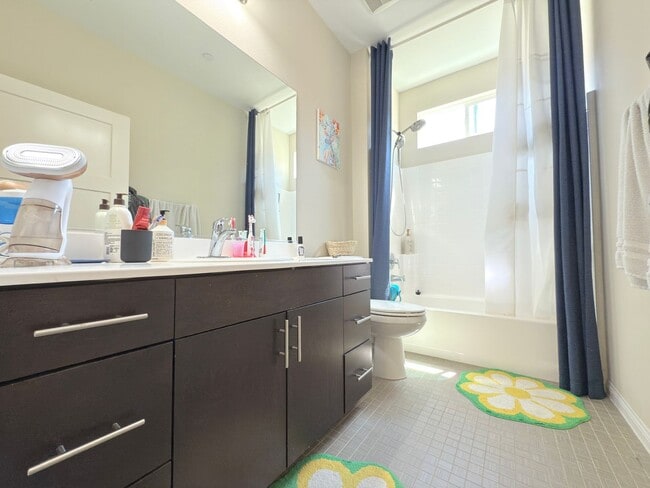 Building Photo - Beautiful 3 Bedroom in Private Community
