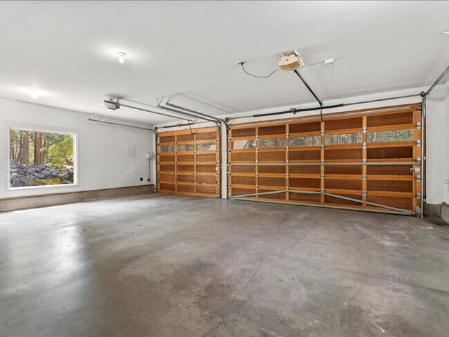 Building Photo - Stunning Custom Home 4 Bedroom in the Gate...