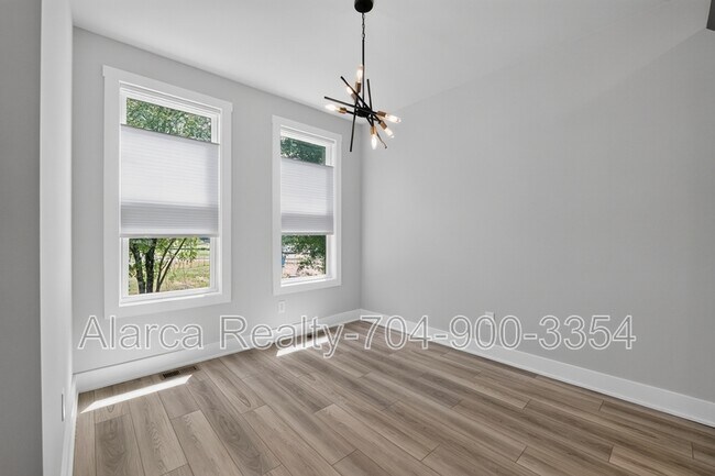 Building Photo - 5018 Tiny Ln