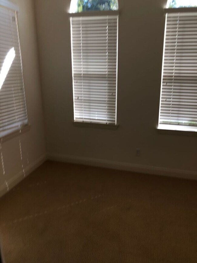 Building Photo - Manteca 4 Bedroom 1/2 bath 2 Car Garage ta...