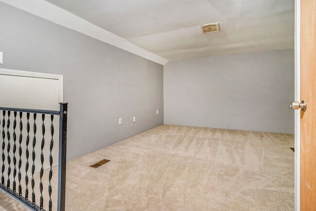 Building Photo - Beautiful Spacious Townhome