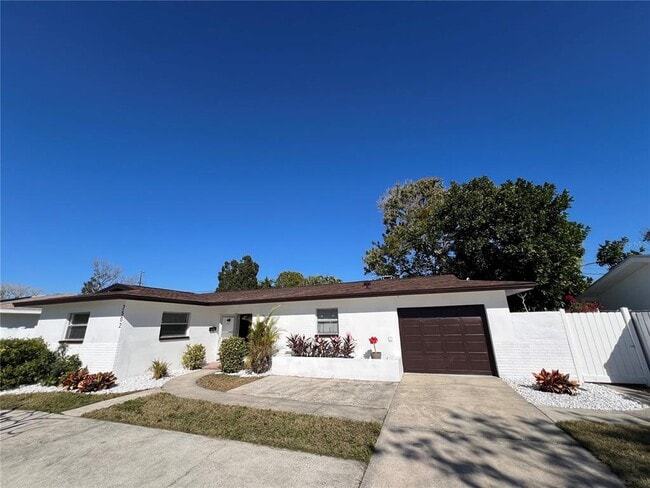 Building Photo - 2502 Tropical Shores Dr SE