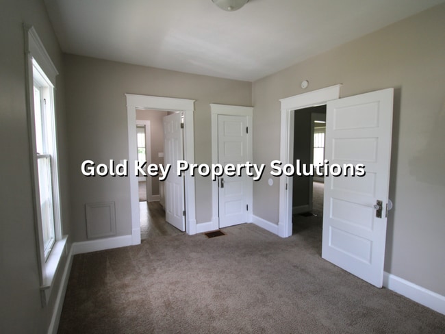 Building Photo - Updated 2 BR 1 BA House with Garage and Fe...