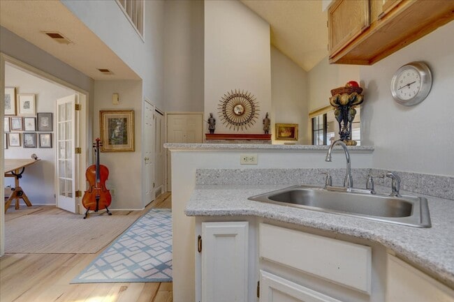 Building Photo - Top Floor FURNISHED 1 Bed/Office/Loft in P...