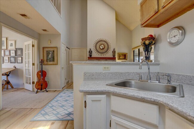 Building Photo - Top Floor FURNISHED 1 Bed/Office/Loft in Powderhorn
