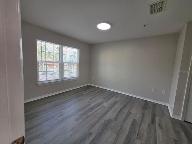 Building Photo - 5483 Vineland Rd