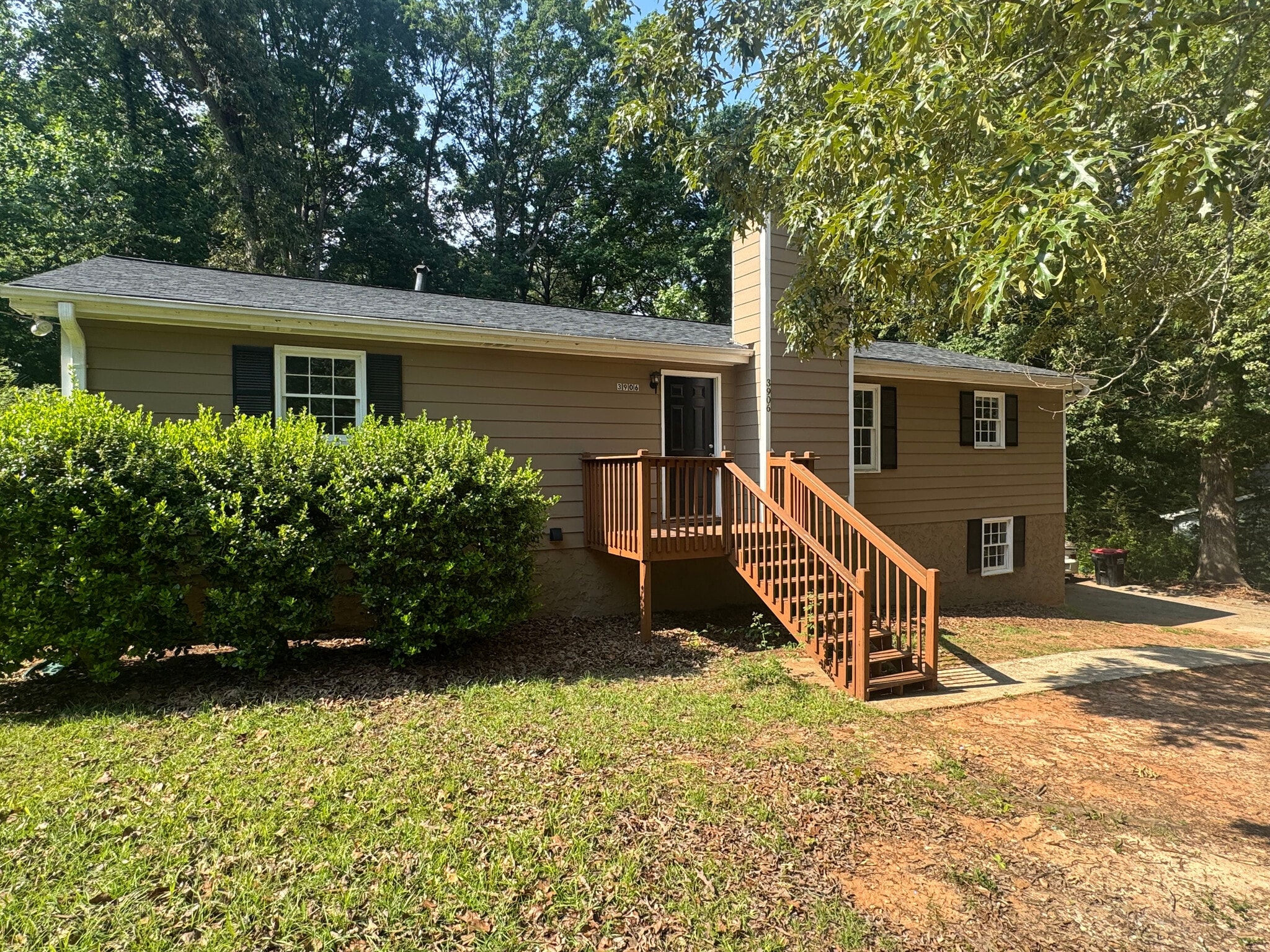 Building Photo - Room in House on Willowbrook Dr