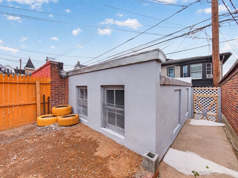 Building Photo - 1341 W Chew St