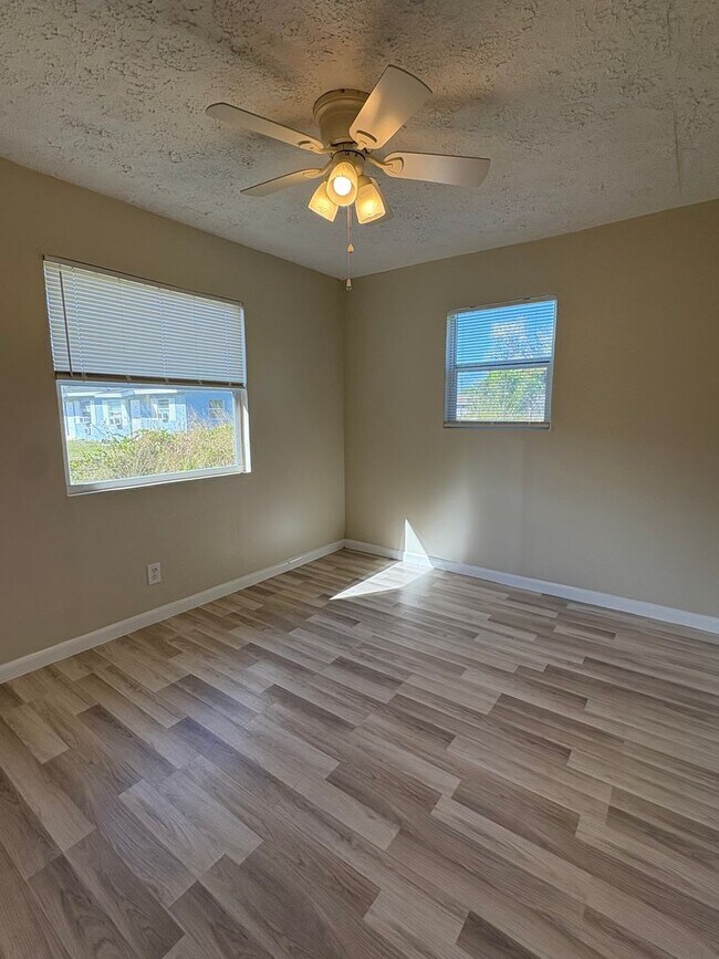 Building Photo - Recently renovated 3/1 House in Ft. Pierce