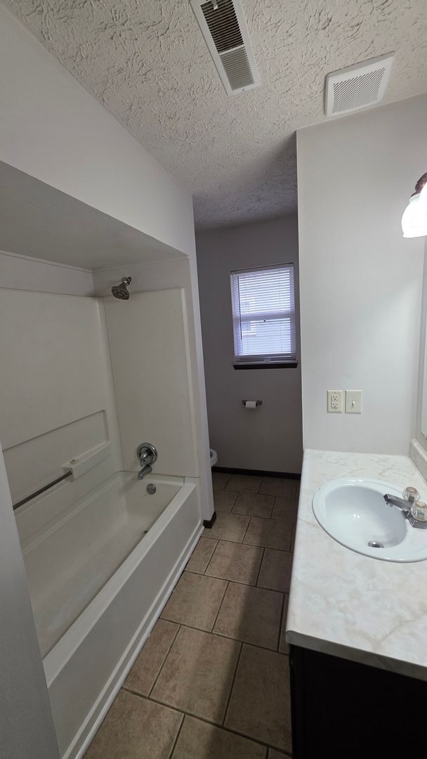 Building Photo - 2 bdrm, 1 1/2 bath home with fenced yard