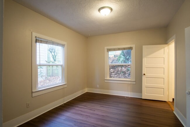 Building Photo - John's Landing: Updated Garden Level 1-Bed-Close to OHSU!