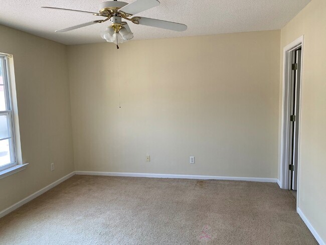 Building Photo - Apartment for Rent