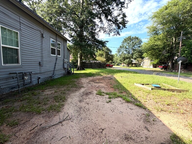 Building Photo - 1500 E Fannin St