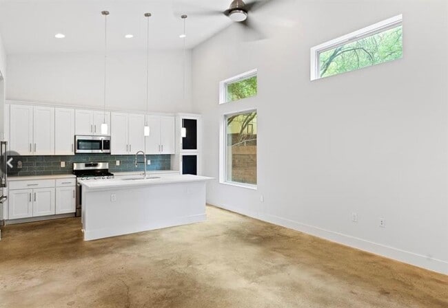 Building Photo - 1609 J J Seabrook Dr