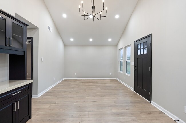 Building Photo - 804 Martin St