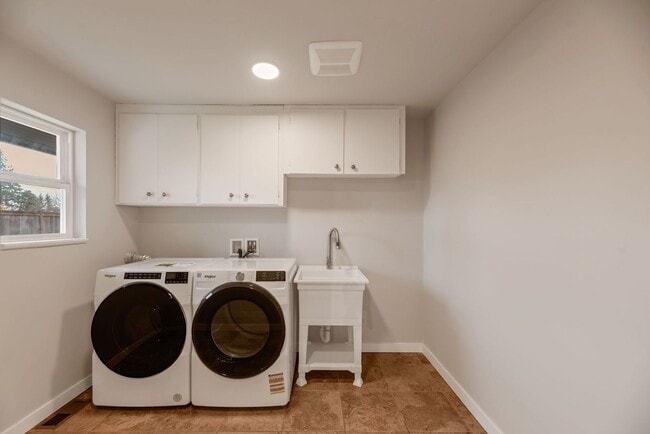 Building Photo - Woodridge Home 4bd 3ba great location!