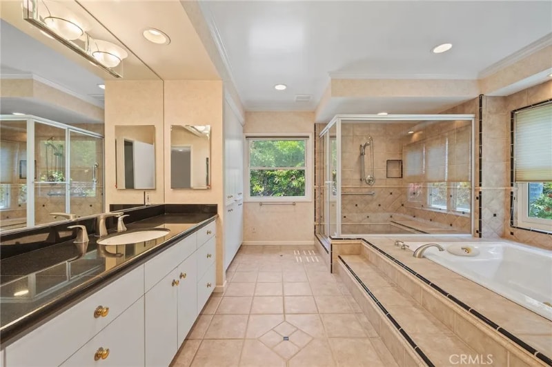 Building Photo - 5431 E El Jardin St