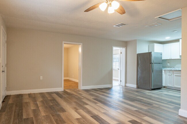 Building Photo - 129 W Church St