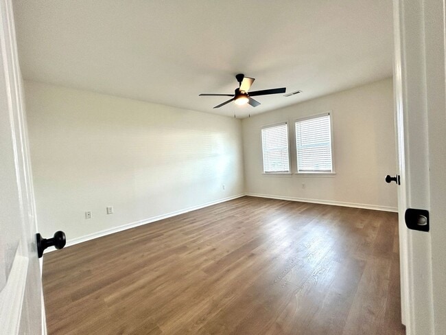 Building Photo - Well appointed 2 bed, 2.5 bath Townhouse Partial Utilities Included!