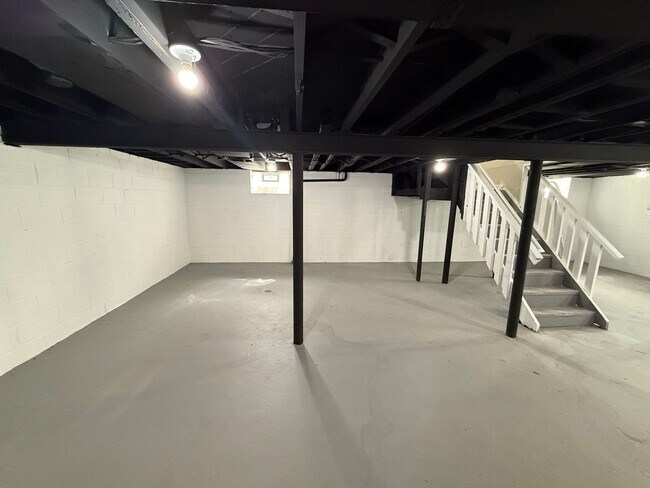 Building Photo - Freshly Renovated Single Family Home In De...