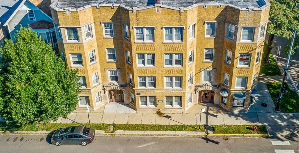 Building Photo - 2208 W Foster Ave