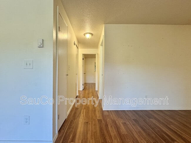 Building Photo - 5558 SW Beaverton Hillsdale Hwy