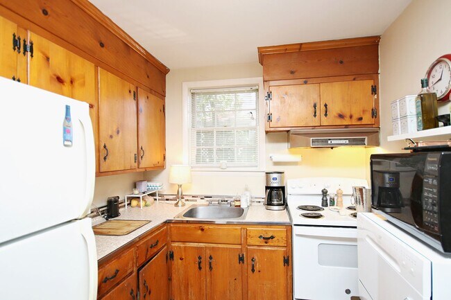 Building Photo - Walkable 1BR Off-Grounds UVA Apartment For 2026–2027 Academic year