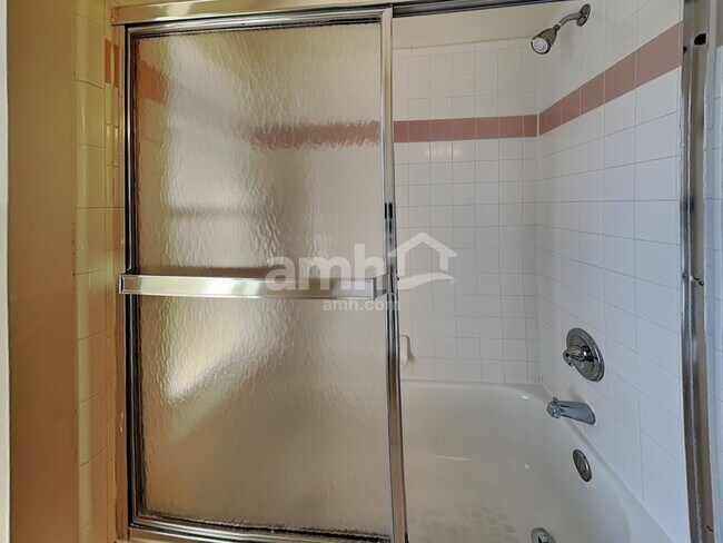 Building Photo - 96 Knights Hollow Dr