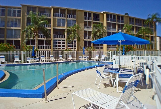 Building Photo - 3739 Lake Bayshore Dr