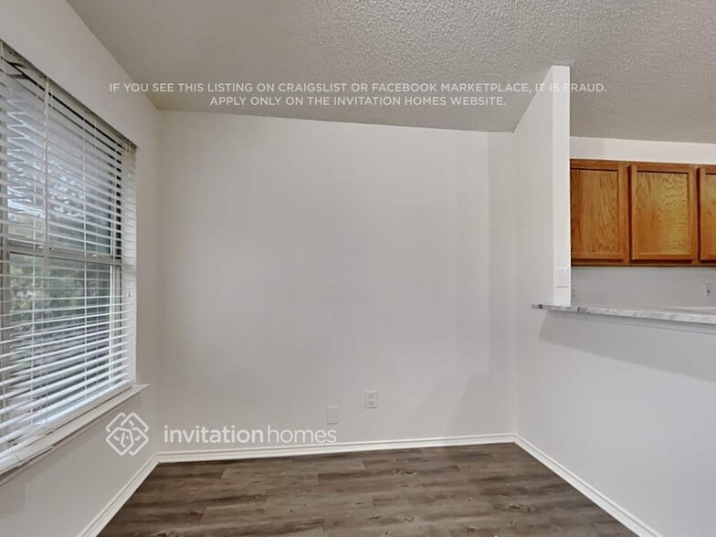 Building Photo - 2107 Camelot Dr